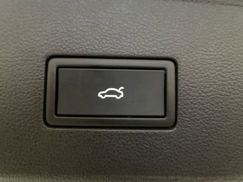 Certified 2025 Volkswagen Atlas SE image 11