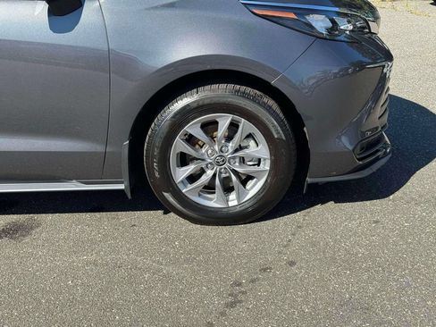 Used 2025 Toyota Sienna LE AWD/4WD image 9