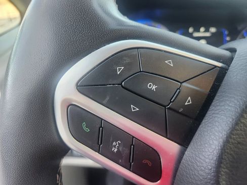 Used 2022 Chrysler Voyager LX image 12