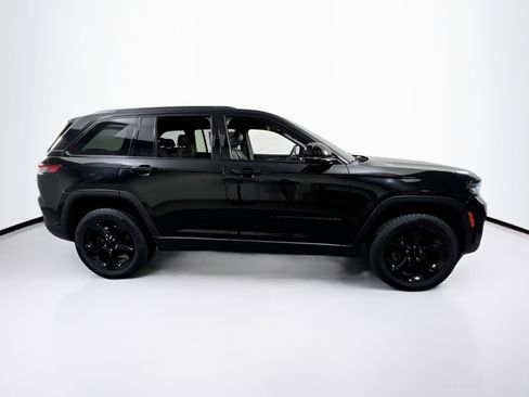 Used 2023 Jeep Grand Cherokee Altitude image 4
