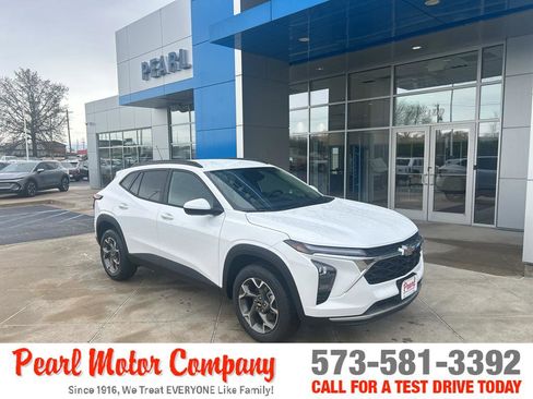 New 2026 Chevrolet Trax LT w/ LT Convenience Package FWD image 1