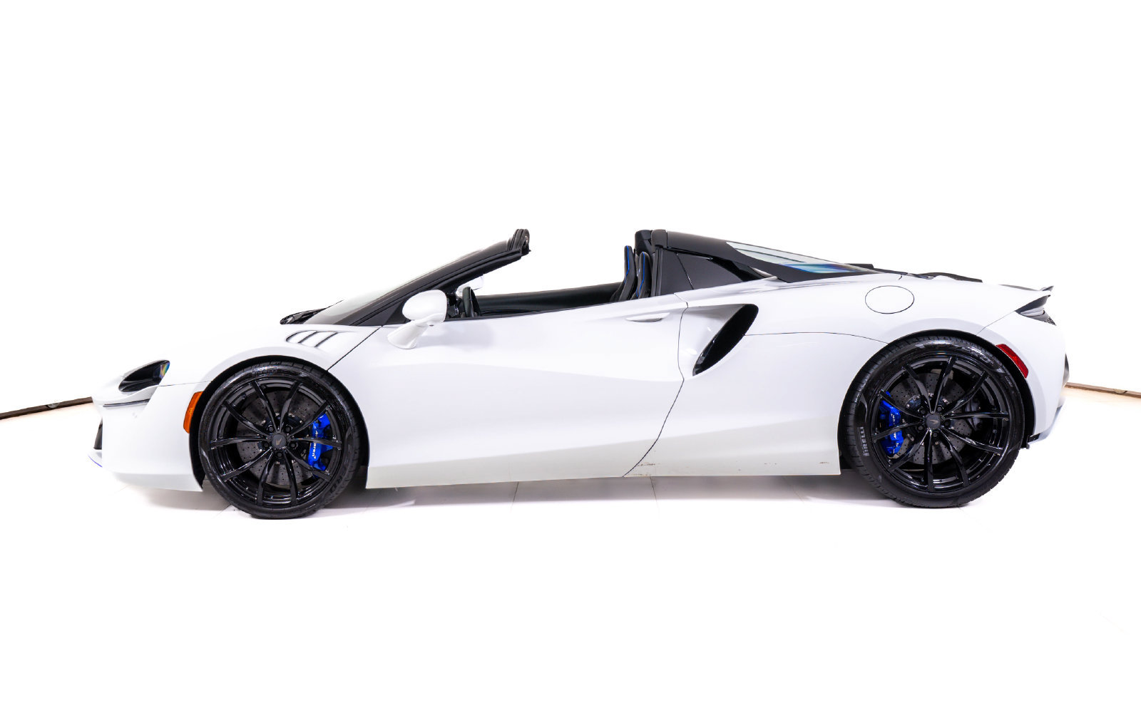 Used 2025 McLaren Artura Spider RWD image 2