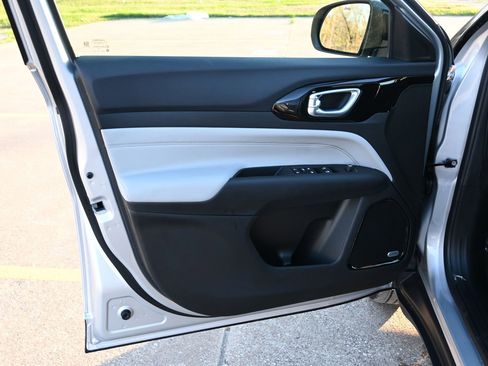 New 2026 Jeep Compass Limited w/ Sun, Sound & Navigation Group image 7