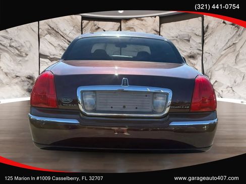 Used 2010 Lincoln Town Car Signature Limited image 6