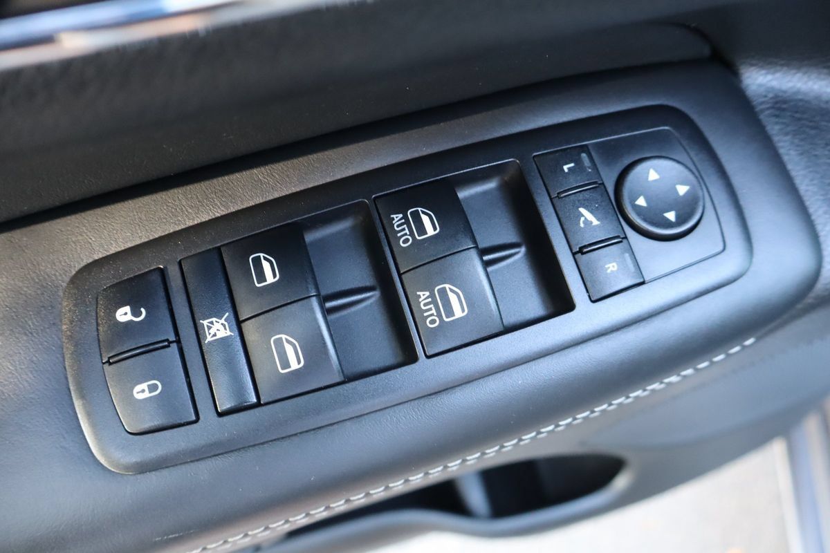 Used 2014 Jeep Grand Cherokee Overland w/ Advanced Technology Group AWD/4WD image 27