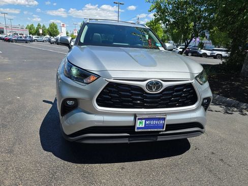 Used 2023 Toyota Highlander XLE AWD/4WD image 10