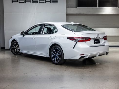 Used 2024 Toyota Camry SE image 3