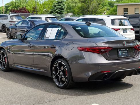 Used 2023 Alfa Romeo Giulia Veloce AWD/4WD image 5