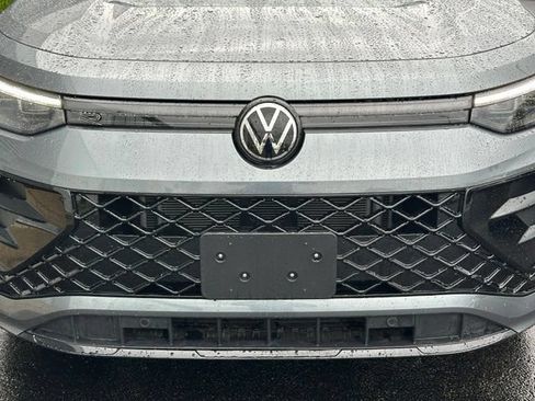Certified 2025 Volkswagen Tiguan SE R-Line AWD/4WD image 8