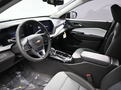 Used 2026 Chevrolet Trax LT w/ Sunroof Package FWD image 8