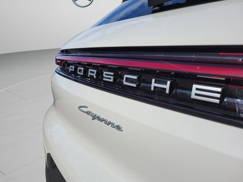 Used 2025 Porsche Cayenne image 6