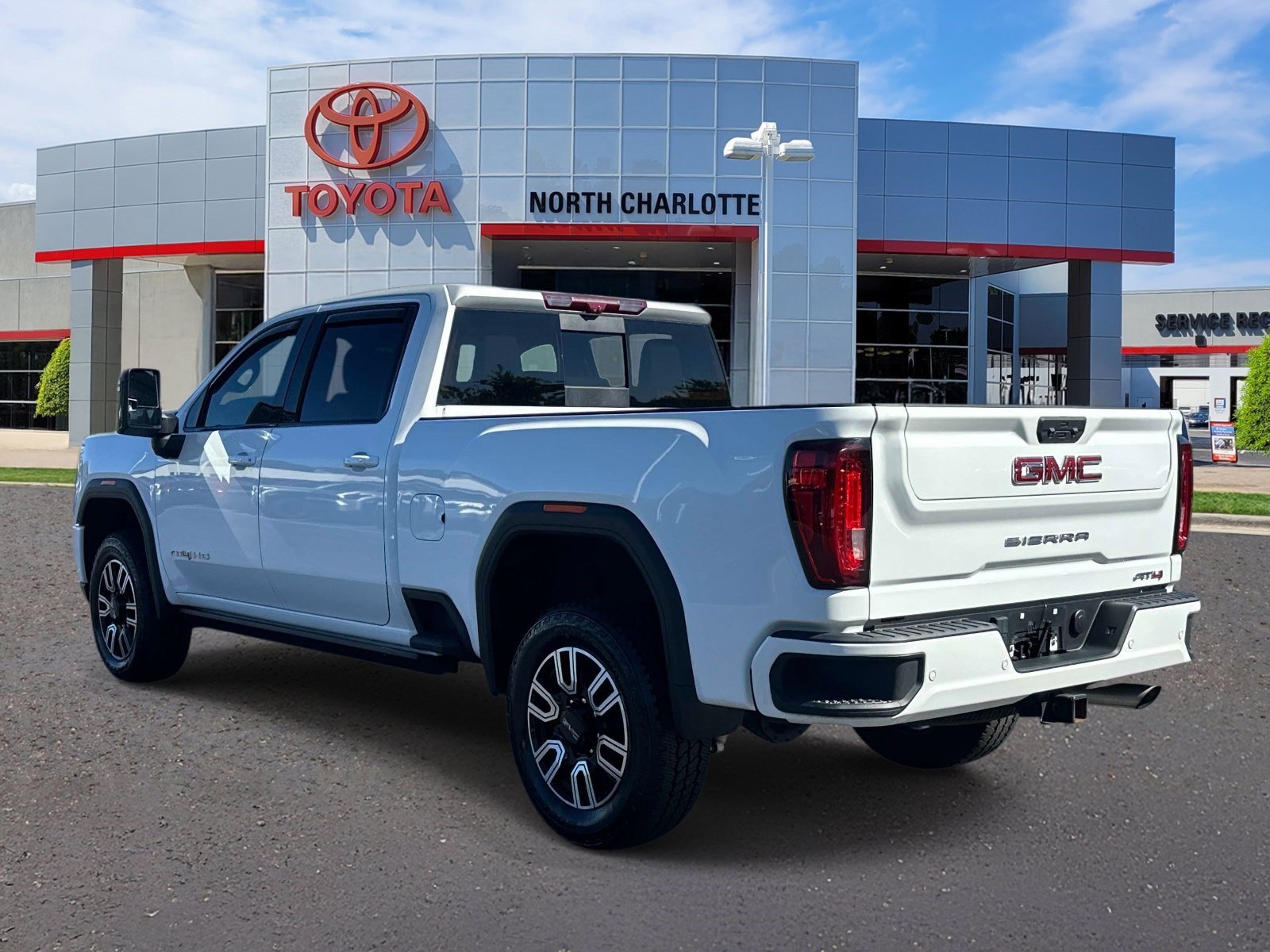 Used 2022 GMC Sierra 2500 AT4 w/ AT4 Preferred Package AWD/4WD image 4