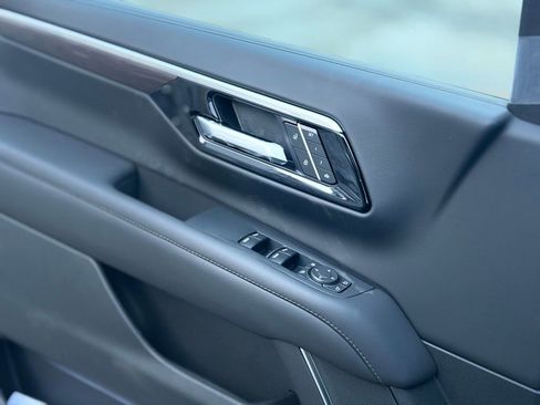 New 2026 Chevrolet Suburban Z71 w/ Comfort Package image 18