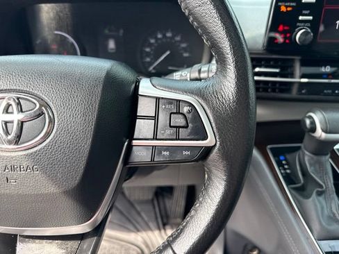 Used 2023 Toyota Sienna XLE FWD image 22