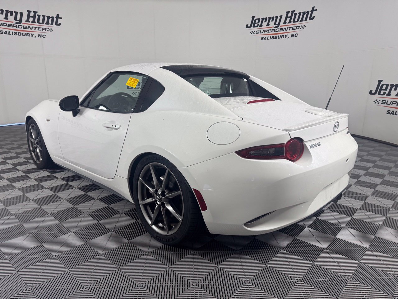 Used 2021 MAZDA MX-5 Miata RF Grand Touring RWD image 9
