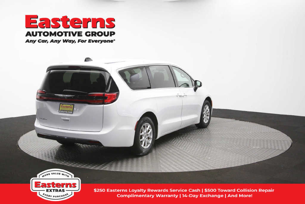 Used 2023 Chrysler Pacifica Touring-L FWD image 39