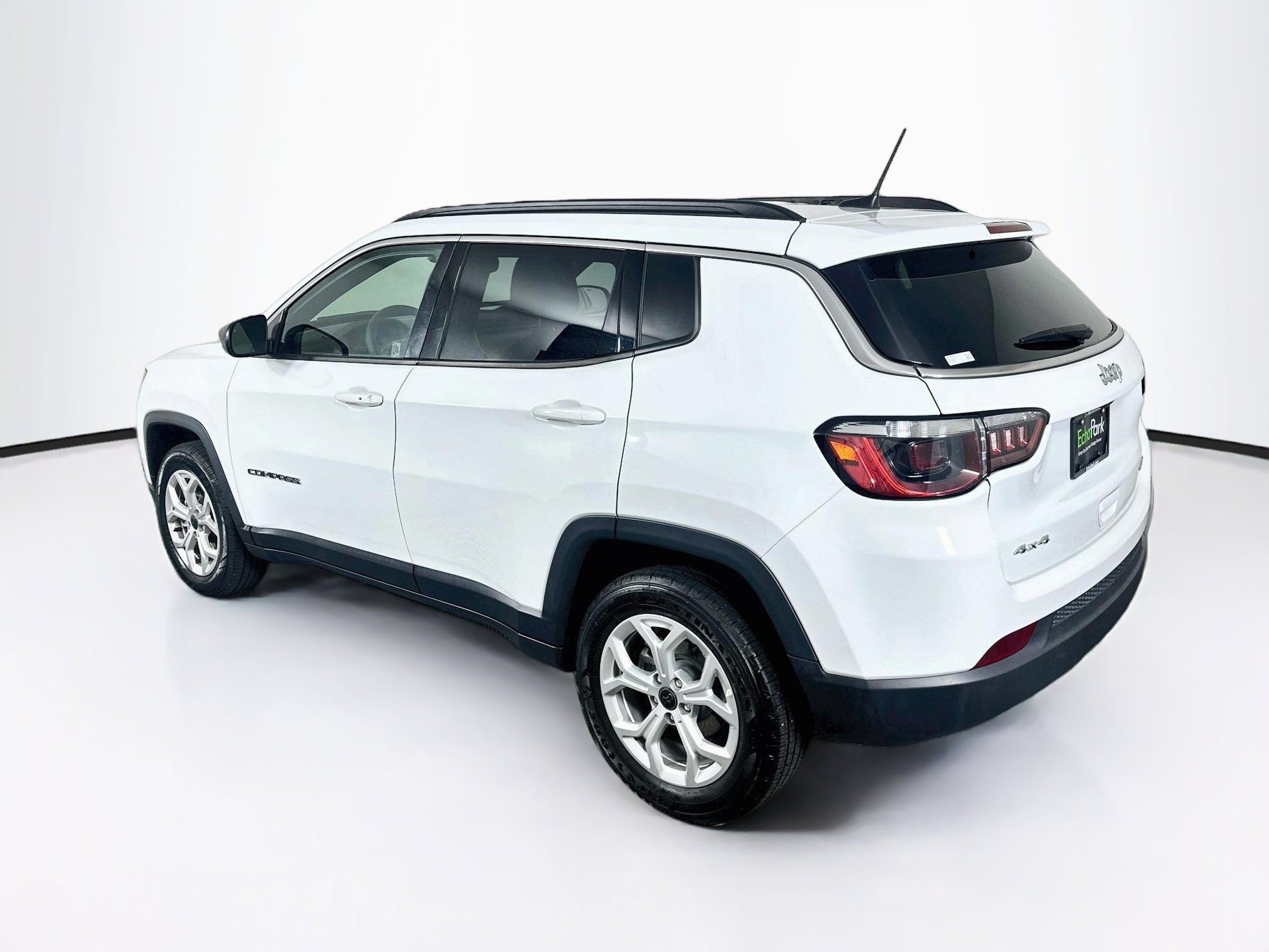 Used 2025 Jeep Compass Latitude AWD/4WD image 5