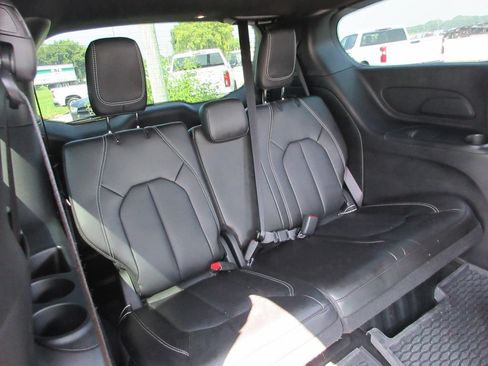 Used 2025 Chrysler Pacifica Select w/ Fav Edition Package FWD image 23
