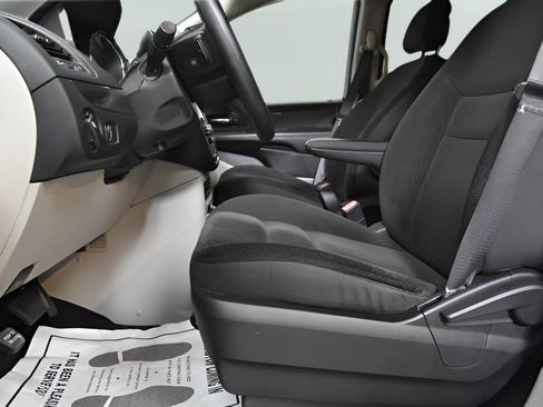 Used 2018 Dodge Grand Caravan SE w/ UConnect Hands-Free Group FWD image 11