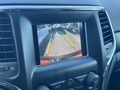 Used 2019 Jeep Grand Cherokee Laredo image 33