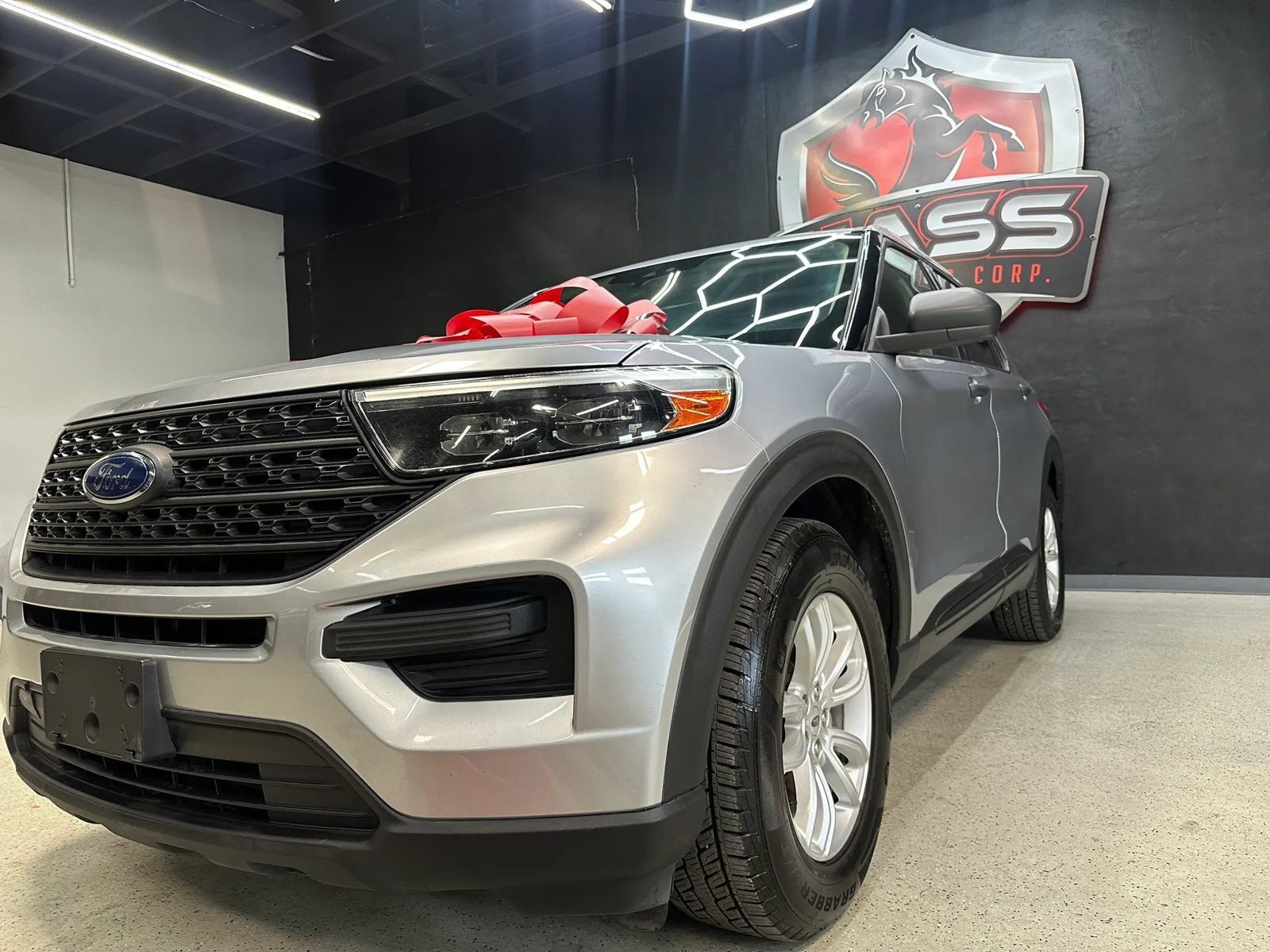 Used 2020 Ford Explorer 4WD w/ Class III Trailer Tow Package image 2