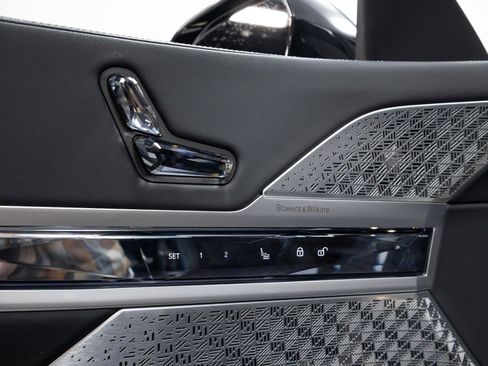 Used 2023 BMW 760i xDrive w/ Executive Package image 31