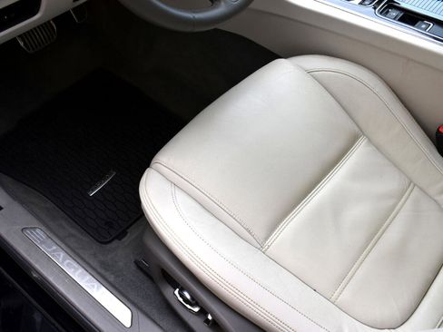 Used 2019 Jaguar XE Prestige image 25