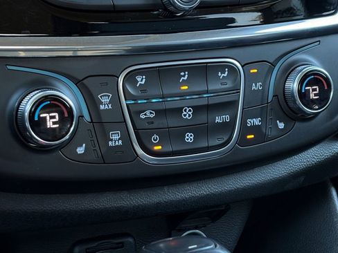 Used 2020 Chevrolet Traverse LT w/ LT Premium Package image 25