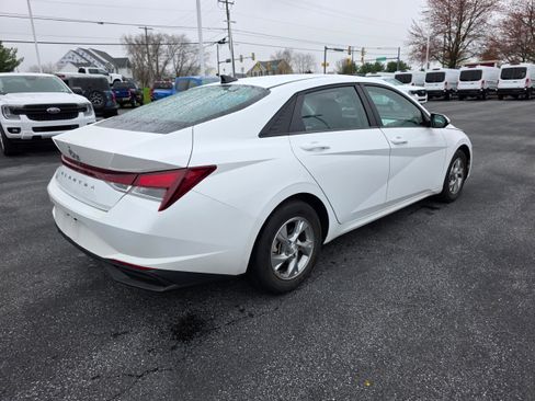 Used 2023 Hyundai Elantra SE image 3