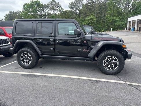 Used 2025 Jeep Wrangler Unlimited Rubicon w/ Convenience Group AWD/4WD image 4