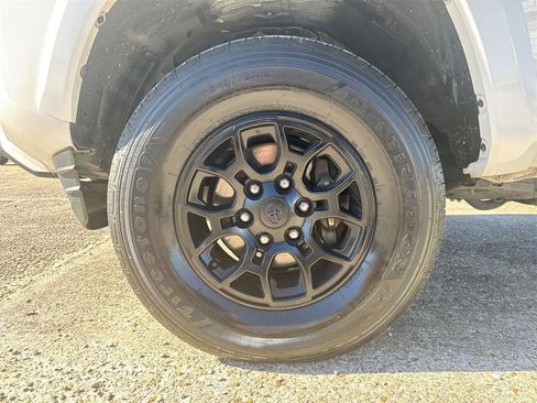 Used 2022 Toyota Tacoma SR5 w/ Technology Package image 12