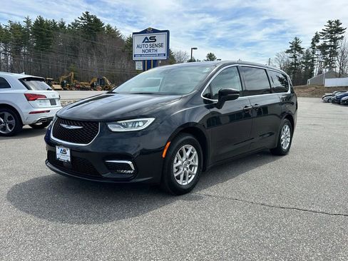 Used 2023 Chrysler Pacifica Touring-L FWD image 1