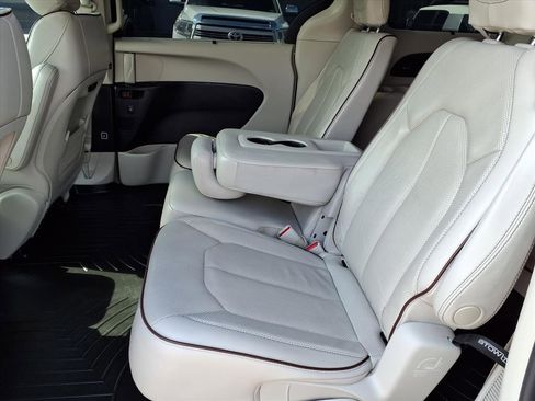 Used 2020 Chrysler Pacifica Limited image 8