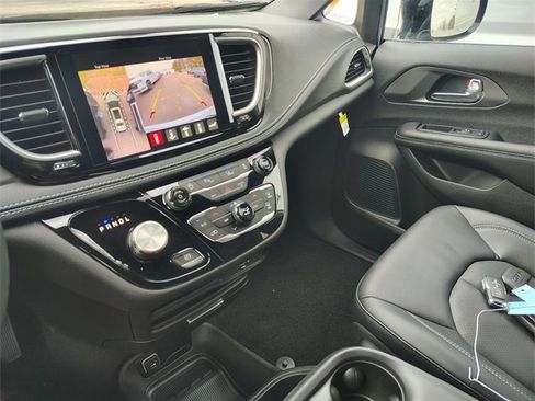New 2026 Chrysler Pacifica Select image 28