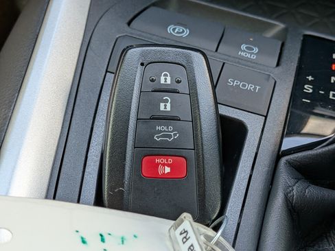 Used 2020 Toyota RAV4 XLE Premium FWD image 35
