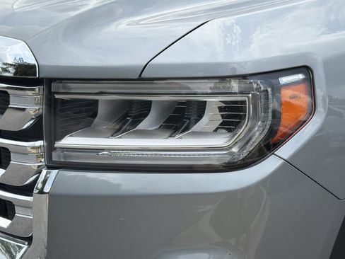 Used 2023 GMC Acadia SLT FWD image 6