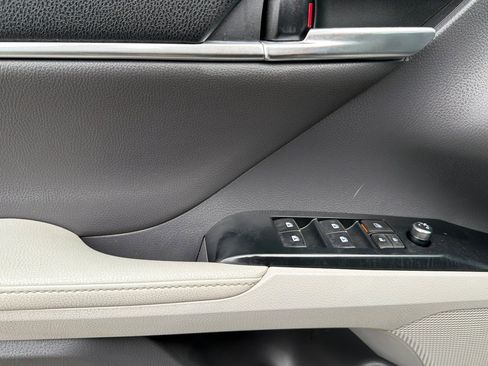 Used 2020 Toyota Camry XLE image 8