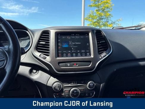 Used 2020 Jeep Cherokee Trailhawk w/ Cold Weather Group AWD/4WD image 3