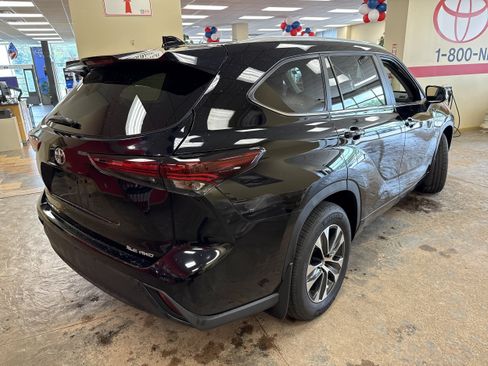 Used 2025 Toyota Highlander XLE AWD/4WD image 10