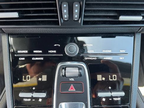 Certified 2023 Porsche Cayenne Platinum Edition AWD/4WD image 32