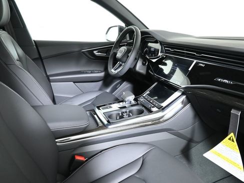 Used 2025 Audi Q8 Premium image 27