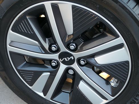 Used 2022 Kia Niro LXS image 10