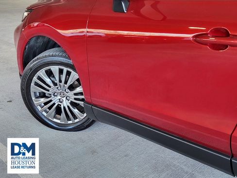 Used 2022 Toyota Venza XLE image 16