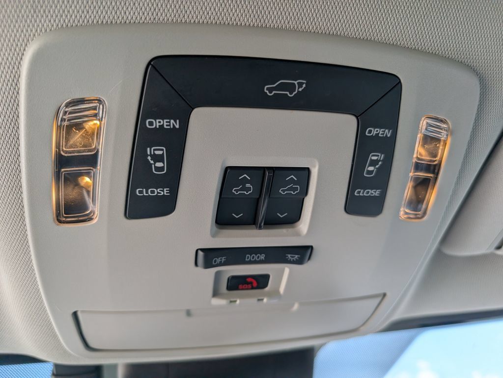 Used 2025 Toyota Sienna XLE w/ XLE Plus Package FWD image 12