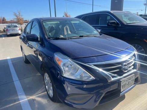 Used 2018 Nissan Versa SV image 2