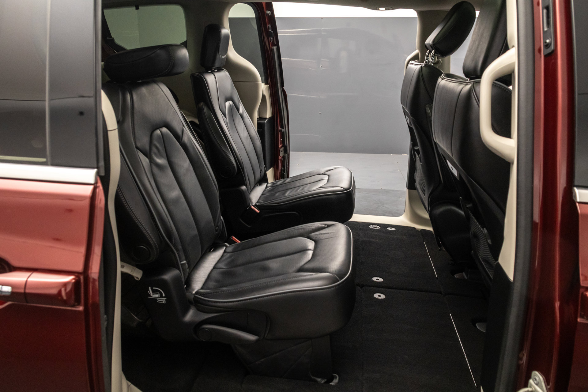 Used 2018 Chrysler Pacifica Limited w/ Tire & Wheel Group FWD image 33