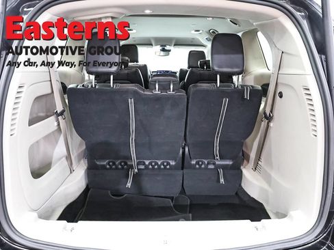 Used 2023 Chrysler Pacifica Touring-L FWD image 9