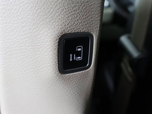 Used 2023 Chrysler Pacifica Touring-L image 34