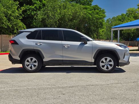 Used 2020 Toyota RAV4 LE FWD image 2