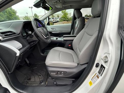 Used 2026 Toyota Sienna XLE FWD image 11